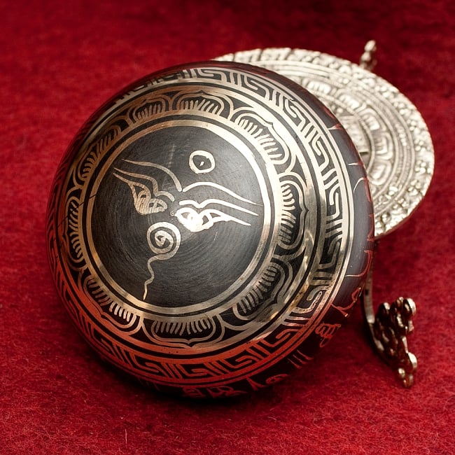 【一点物】ブラックシンギングボウル【音階:F】 436g(スティック付属) 4 - 裏側の写真です。こちらにも丁寧に装飾が施されております。