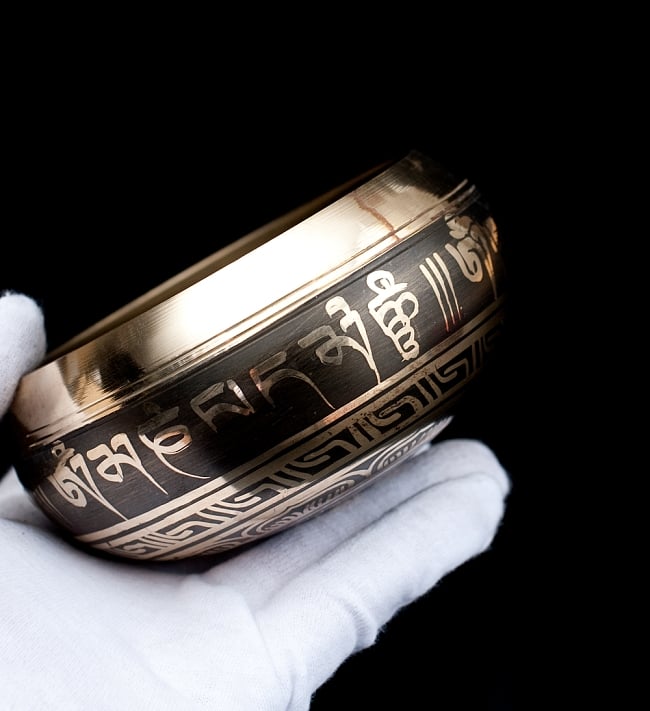 【一点物】ブラックシンギングボウル【音階:F】 436g(スティック付属) 5 - サイズを感じていただく為、手に持ってみました。