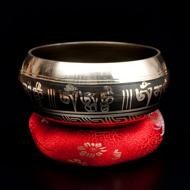 【一点物】ブラックシンギングボウル【音階:F】 436g(スティック付属)の写真シンギングボウル,ブラックシンギングボウル,シンギングボール,ネパール 楽器,ネパール 打楽器,民族楽器,吉祥文様,チベタン