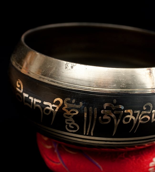 【一点物】ブラックシンギングボウル【音階:A#】 668g(スティック付属) 2 - 縁の部分の拡大写真です。