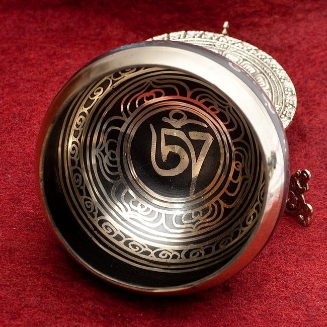 【一点物】ブラックシンギングボウル【音階:A#】 668g(スティック付属) 3 - 上からの撮影となります。