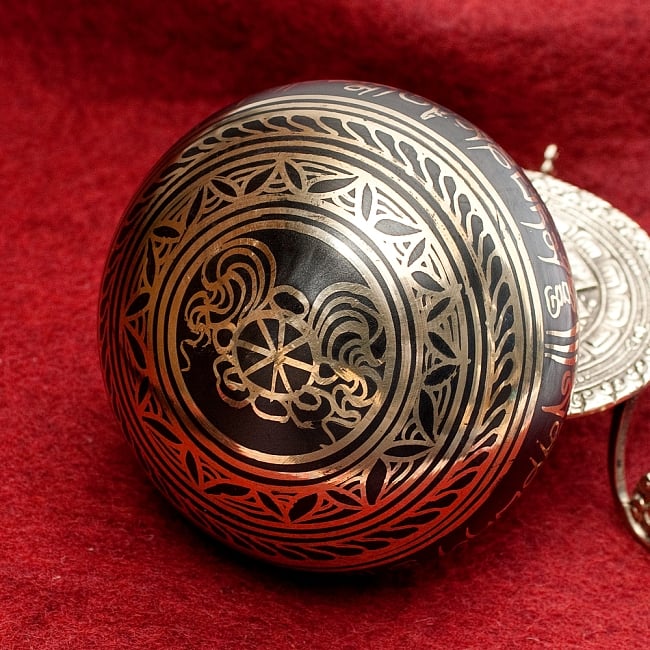 【一点物】ブラックシンギングボウル【音階:A#】 668g(スティック付属) 4 - 裏側の写真です。こちらにも丁寧に装飾が施されております。