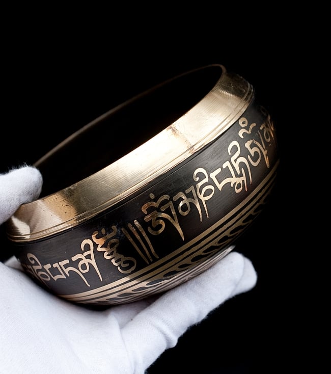 【一点物】ブラックシンギングボウル【音階:A#】 668g(スティック付属) 5 - サイズを感じていただく為、手に持ってみました。