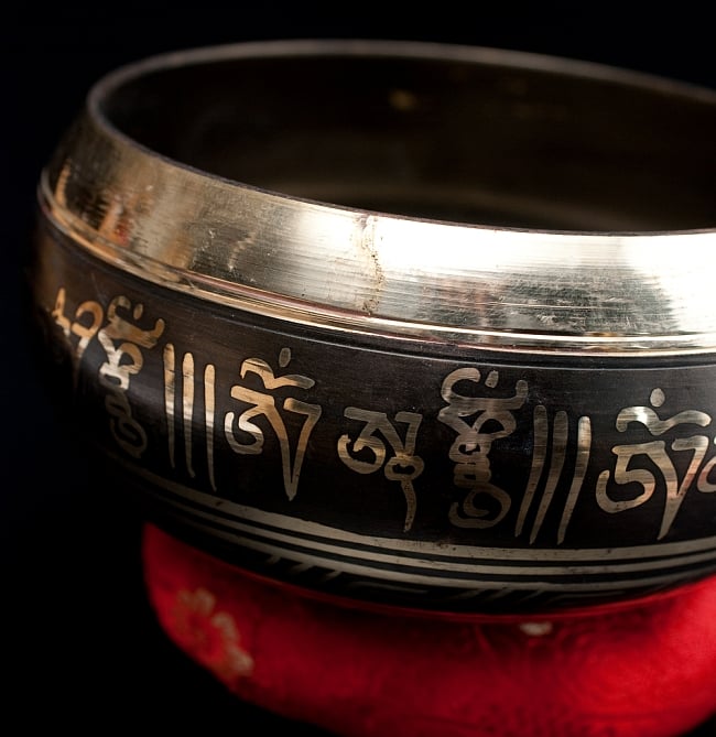 【一点物】ブラックシンギングボウル【音階:B】 622g(スティック付属) 2 - 縁の部分の拡大写真です。