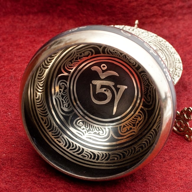 【一点物】ブラックシンギングボウル【音階:B】 622g(スティック付属) 3 - 上からの撮影となります。