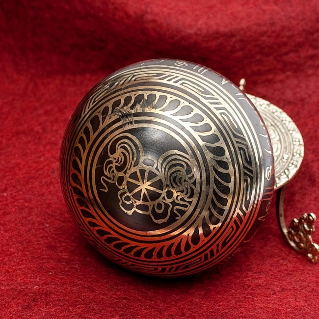 【一点物】ブラックシンギングボウル【音階:B】 622g(スティック付属) 4 - 裏側の写真です。こちらにも丁寧に装飾が施されております。