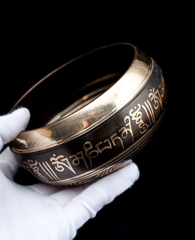 【一点物】ブラックシンギングボウル【音階:B】 622g(スティック付属) 5 - サイズを感じていただく為、手に持ってみました。