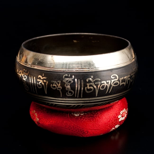 【一点物】ブラックシンギングボウル【音階:B】 622g(スティック付属)の写真