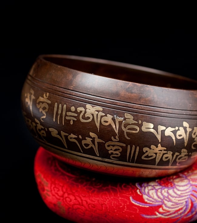 【一点物】チベタンシンギングボウル【音階:E】 336g(スティック付属) 2 - 縁の部分の拡大写真です。