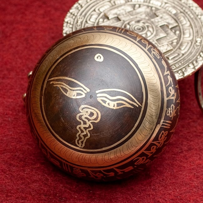 【一点物】チベタンシンギングボウル【音階:E】 336g(スティック付属) 4 - 裏側の写真です。こちらにも丁寧に装飾が施されております。