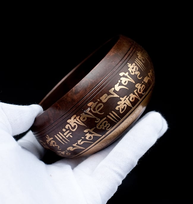 【一点物】チベタンシンギングボウル【音階:E】 336g(スティック付属) 5 - サイズを感じていただく為、手に持ってみました。