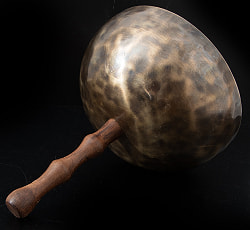 【1点物】ハンドル付き ハンドメイド シンギングボウル 直径:21cm程度 音階:A# - サブ4