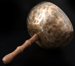 【1点物】ハンドル付き ハンドメイド シンギングボウル 直径:19.5cm程度 音階:A# - サブ4