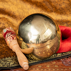 凛とした澄んだ音色 ブラスシンギングボウル〔マットとマレット付き〕 - 9.2cm - サブ4