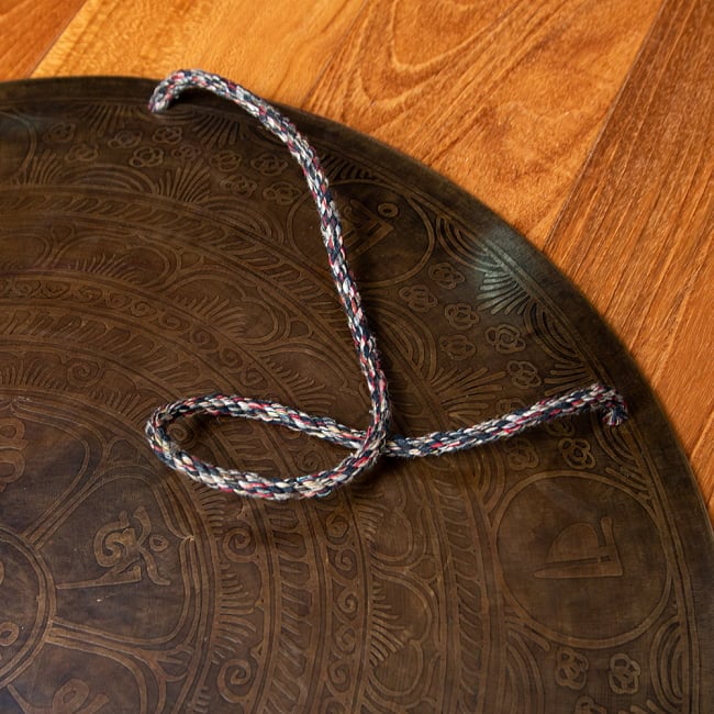 【一点物】ブラスの銅鑼 チベットやネパールの寺院で礼拝用に使用されている〔51cm 3.8Kg〕 8 - 引っ掛ける為の紐がついています