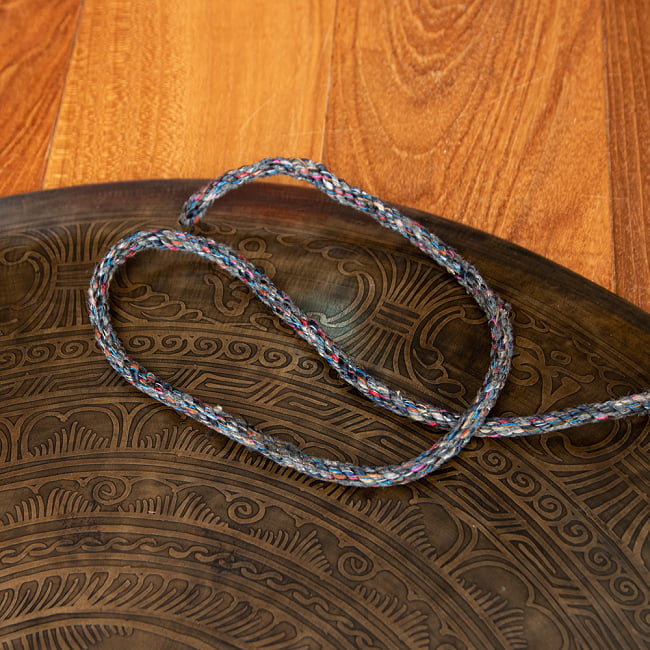 【一点物】ブラスの銅鑼 チベットやネパールの寺院で礼拝用に使用されている〔61cm 4.6Kg〕 10 - 引っ掛ける為の紐がついています