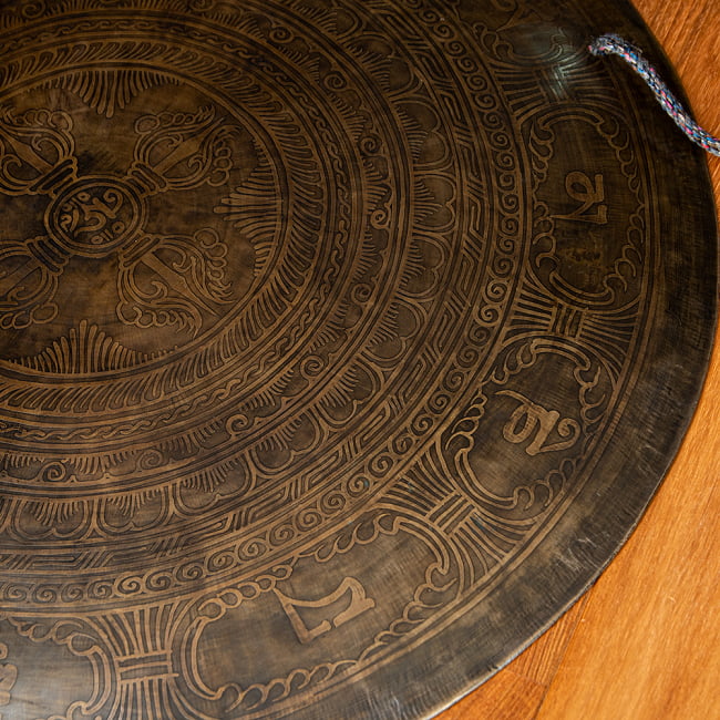【一点物】ブラスの銅鑼 チベットやネパールの寺院で礼拝用に使用されている〔61cm 4.6Kg〕 5 - 別の角度から