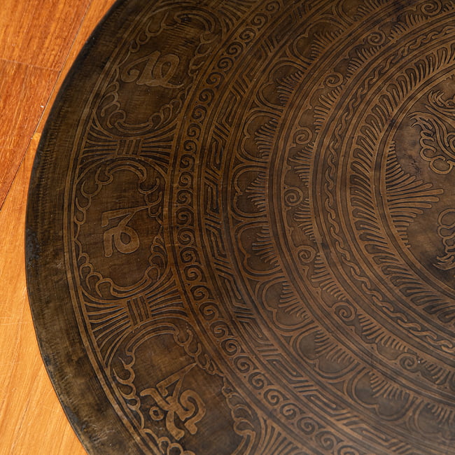 【一点物】ブラスの銅鑼 チベットやネパールの寺院で礼拝用に使用されている〔61cm 4.6Kg〕 7 - 別の角度から