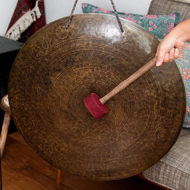 【一点物】ブラスの銅鑼 チベットやネパールの寺院で礼拝用に使用されている〔61cm 4.6Kg〕の写真1枚目です。全体写真ですドラ,銅鑼,ネパール 打楽器,チベット 打楽器,打楽器,民族楽器