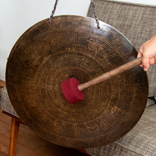 【一点物】ブラスの銅鑼 チベットやネパールの寺院で礼拝用に使用されている〔48cm 2.4Kg〕の写真