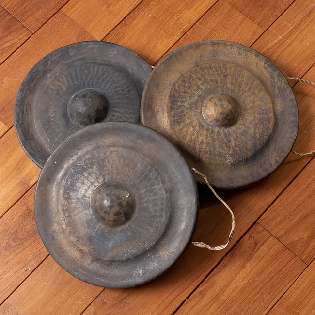 ベトナムのゴング（銅鑼）30cm［バチ付き］ 7 - 一点ずつ手作りされている為、それぞれ個体差がございます。