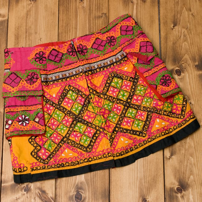 【1点物】カッチ地方のトライバル刺繍ミニスカート 2 - 裏面です。後ろにジップがあります。