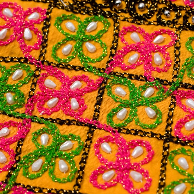 【1点物】カッチ地方のトライバル刺繍ミニスカート 3 - 刺繍部分をアップにしてみました。