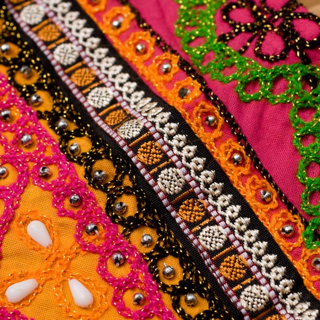 【1点物】カッチ地方のトライバル刺繍ミニスカート 4 - 鮮やかな色合いがとても美しいです。
