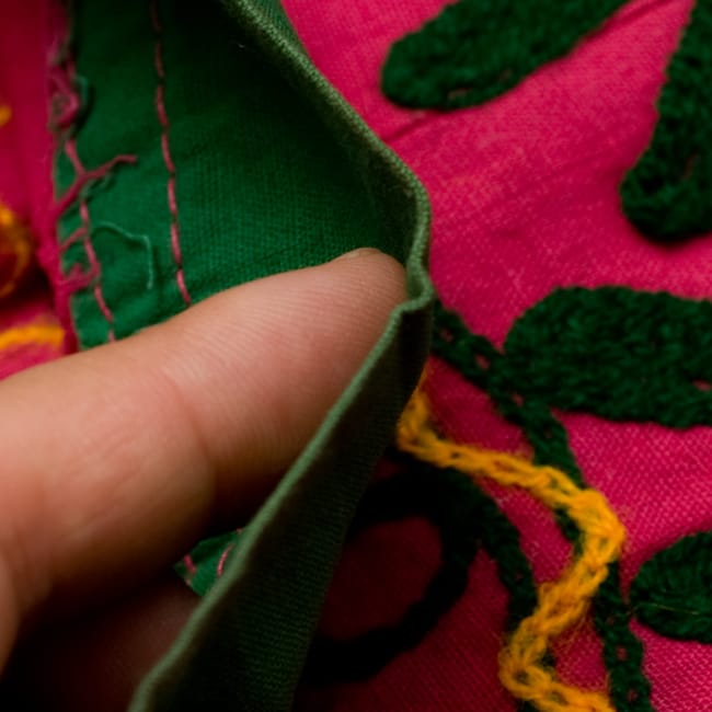 〔1点物〕カッチ地方のトライバル刺繍ミニスカート 5 - 生地はこのくらいの薄手タイプなので、1枚で着用するよりは、レギンスやパンツと合わせて着る方がオススメです。