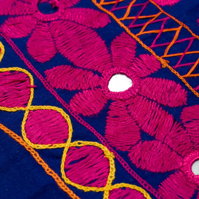 〔1点物〕カッチ地方のトライバル刺繍ミニスカート 3 - 刺繍部分をアップにしてみました。