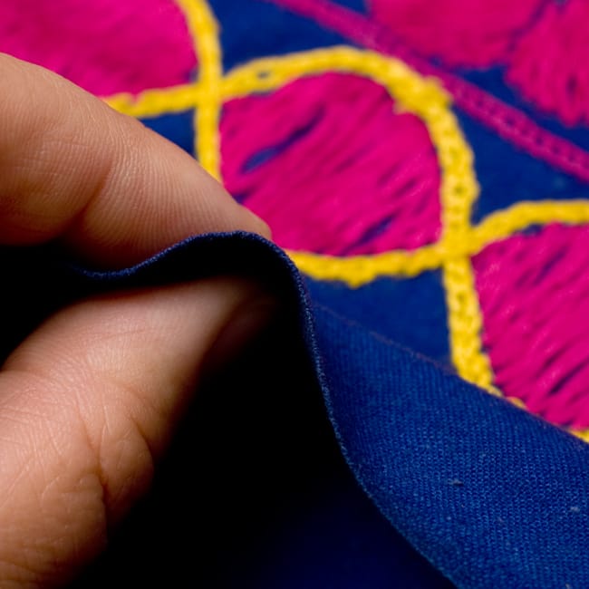 〔1点物〕カッチ地方のトライバル刺繍ミニスカート 5 - 生地はこのくらいの薄手タイプなので、1枚で着用するよりは、レギンスやパンツと合わせて着る方がオススメです。