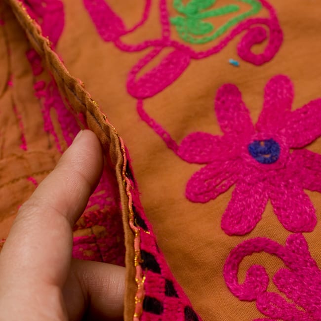 〔1点物〕カッチ地方のトライバル刺繍ミニスカート 5 - 生地はこのくらいの薄手タイプなので、1枚で着用するよりは、レギンスやパンツと合わせて着る方がオススメです。