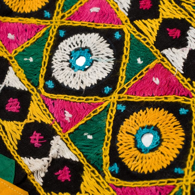 【1点物】カッチ地方のトライバル刺繍ミニスカート 3 - 刺繍部分をアップにしてみました。