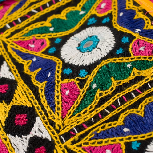 【1点物】カッチ地方のトライバル刺繍ミニスカート 4 - 鮮やかな色合いがとても美しいです。