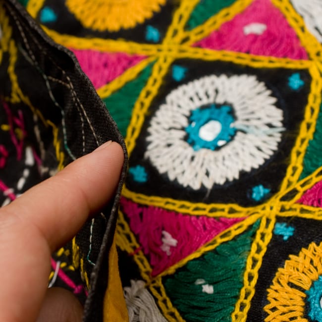【1点物】カッチ地方のトライバル刺繍ミニスカート 5 - 生地はこのくらいの薄手タイプなので、1枚で着用するよりは、レギンスやパンツと合わせて着る方がオススメです。