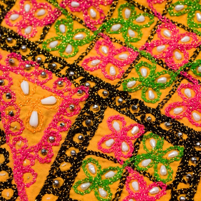 〔1点物〕カッチ地方のトライバル刺繍ミニスカート 3 - 刺繍部分をアップにしてみました。