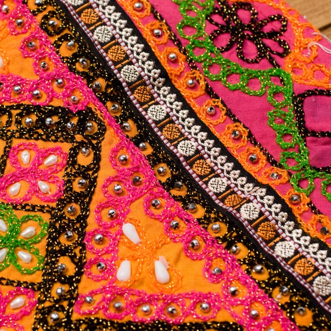 〔1点物〕カッチ地方のトライバル刺繍ミニスカート 4 - 鮮やかな色合いがとても美しいです。