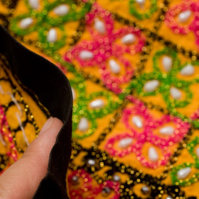 〔1点物〕カッチ地方のトライバル刺繍ミニスカート 5 - 生地はこのくらいの薄手タイプなので、1枚で着用するよりは、レギンスやパンツと合わせて着る方がオススメです。