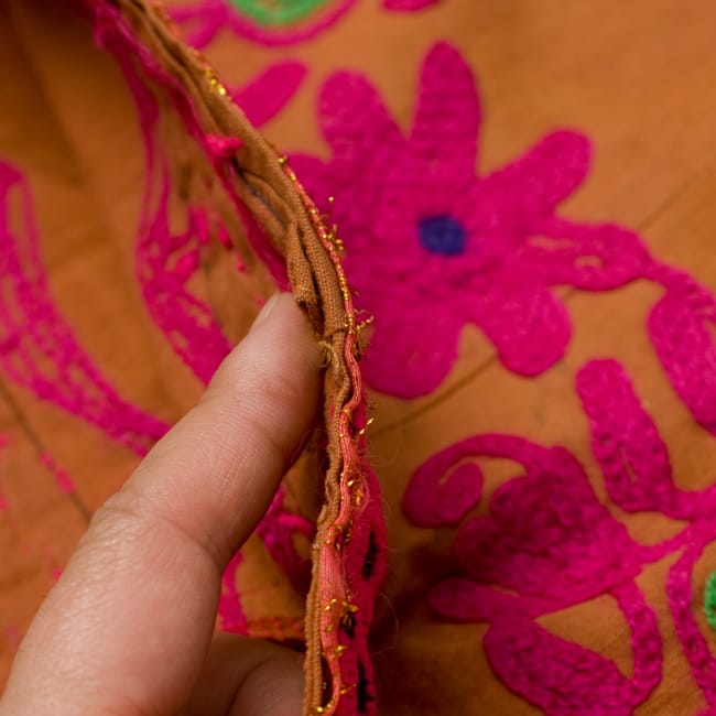 〔1点物〕カッチ地方のトライバル刺繍ミニスカート 5 - 生地はこのくらいの薄手タイプなので、1枚で着用するよりは、レギンスやパンツと合わせて着る方がオススメです。
