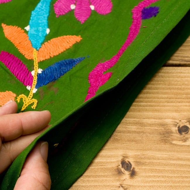 〔1点物〕カッチ地方のトライバル刺繍ミニスカート 5 - 生地はこのくらいの薄手タイプなので、1枚で着用するよりは、レギンスやパンツと合わせて着る方がオススメです。