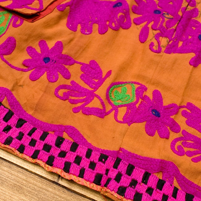 〔1点物〕カッチ地方のトライバル刺繍ミニスカート 4 - 鮮やかな色合いがとても美しいです。