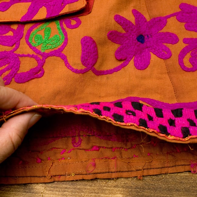 〔1点物〕カッチ地方のトライバル刺繍ミニスカート 5 - 生地はこのくらいの薄手タイプなので、1枚で着用するよりは、レギンスやパンツと合わせて着る方がオススメです。