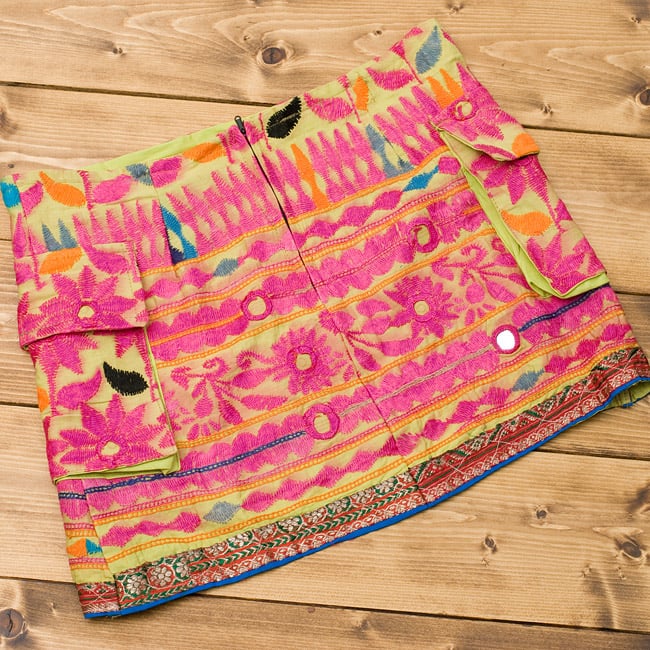 【1点物】カッチ地方のトライバル刺繍ミニスカート 2 - 裏面です。後ろにジップがあります。