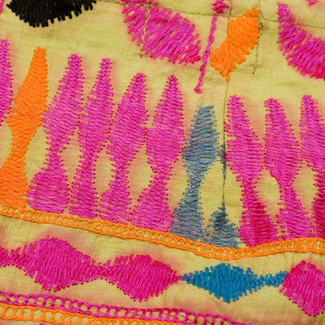 【1点物】カッチ地方のトライバル刺繍ミニスカート 3 - 刺繍部分をアップにしてみました。