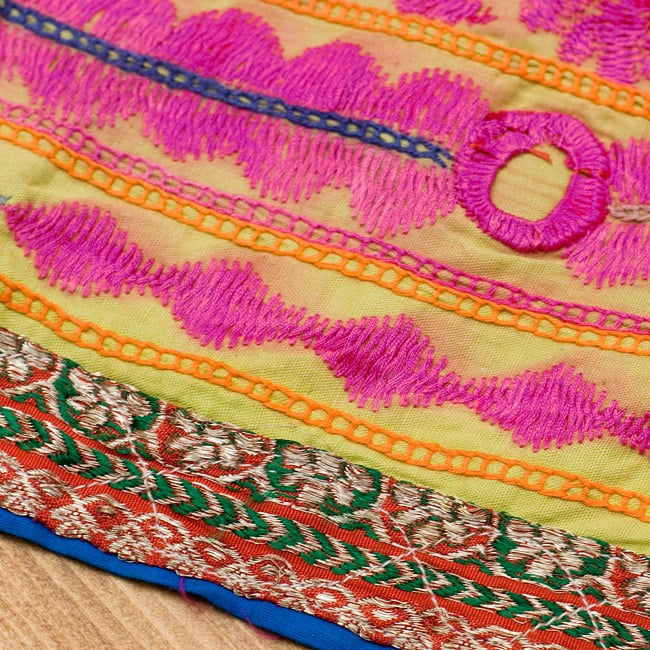 【1点物】カッチ地方のトライバル刺繍ミニスカート 4 - 鮮やかな色合いがとても美しいです。