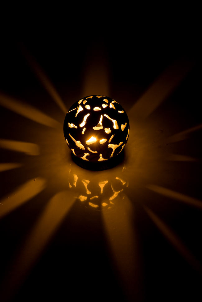 ソープストーン丸型キャンドル&お香立て - 花 2 - 火を灯してみるとこのような暖かく幻想的な雰囲気になります。