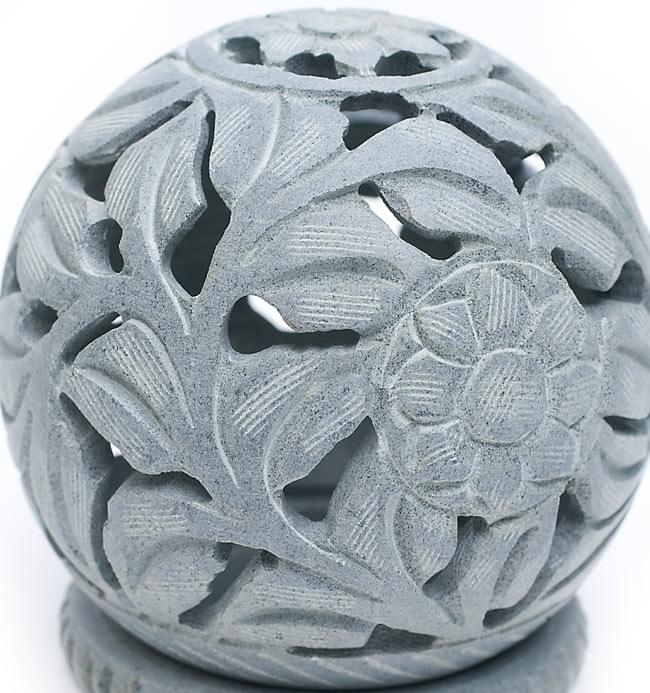 ソープストーン丸型キャンドル&お香立て - 花 4 - 真横から模様を見てみました。優美な彫り込みになっています。