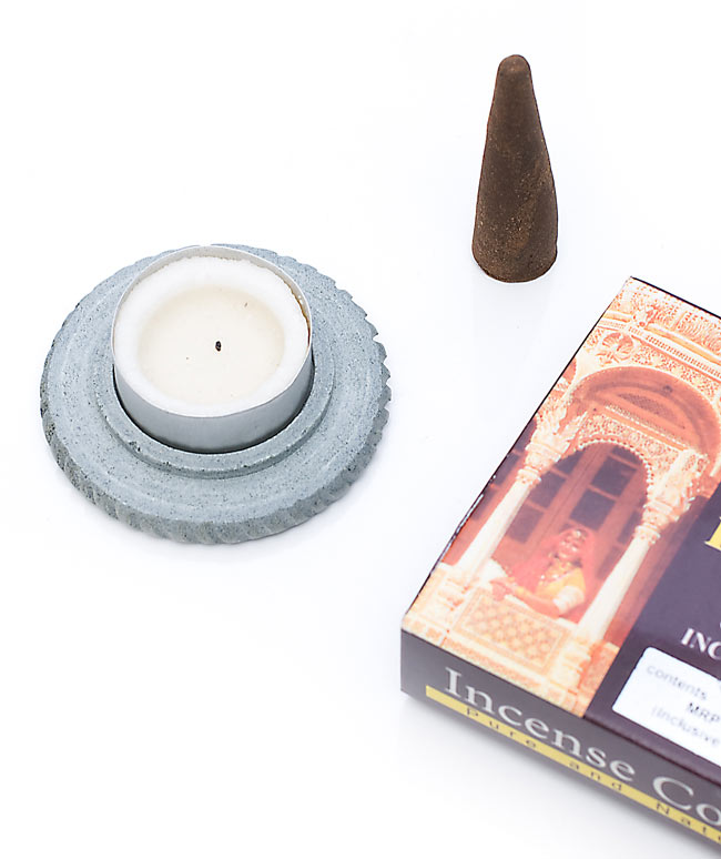 ソープストーン丸型キャンドル&お香立て - 花 6 - 台座にはキャンドルやコーン型のお香がセットできます。