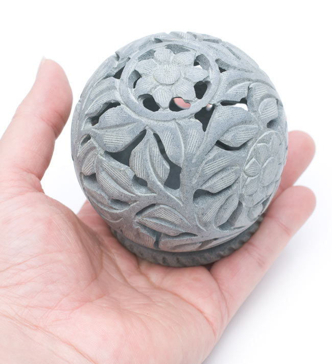 ソープストーン丸型キャンドル&お香立て - 花 7 - 手に取るとこのような大きさです。