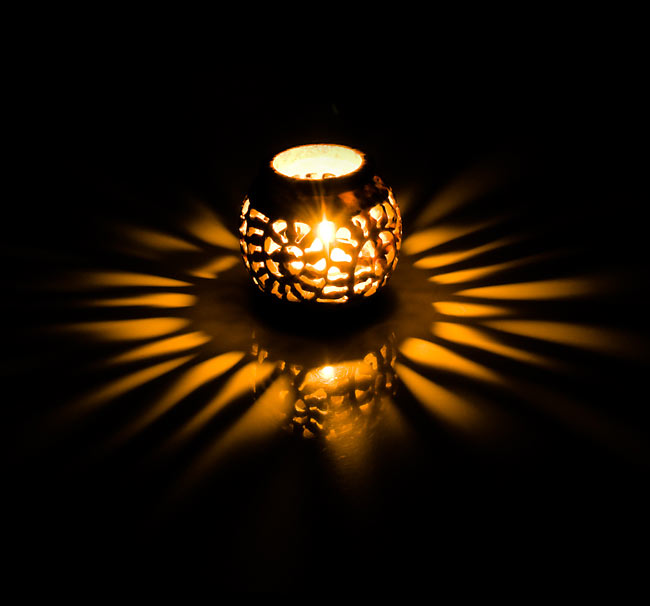 ソープストーン丸型キャンドル&お香立て - 枝模様 2 - 火を灯してみるとこのような暖かく幻想的な雰囲気になります。